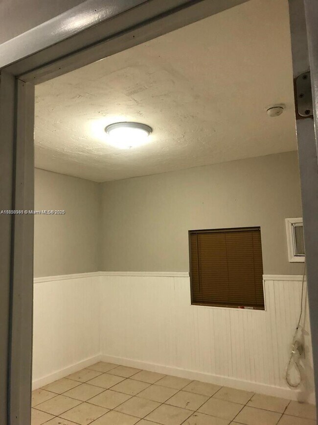 Building Photo - 821 SW 29th Ct