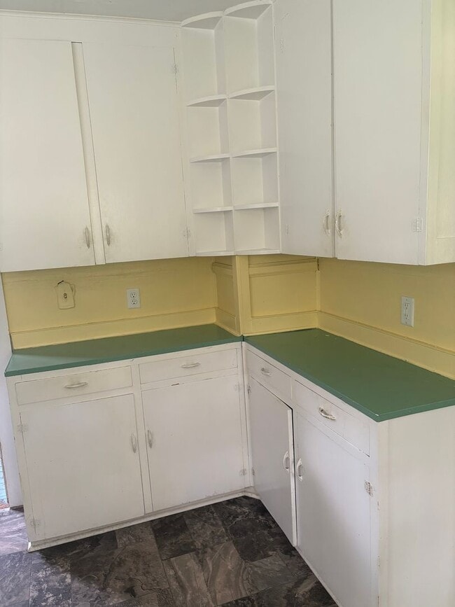 Building Photo - 2 bed 1 bath cottage available now!!