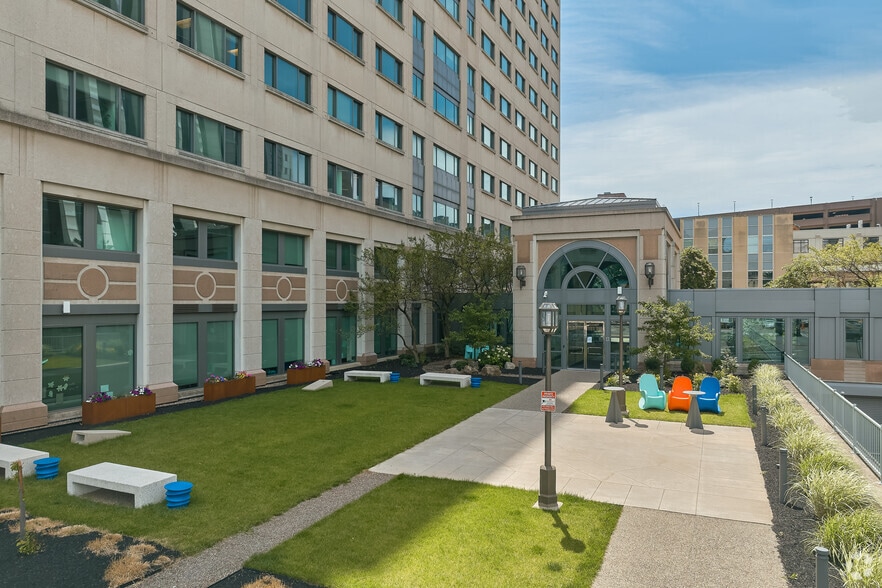 Outdoor Courtyard - The Residences at Clinton Square