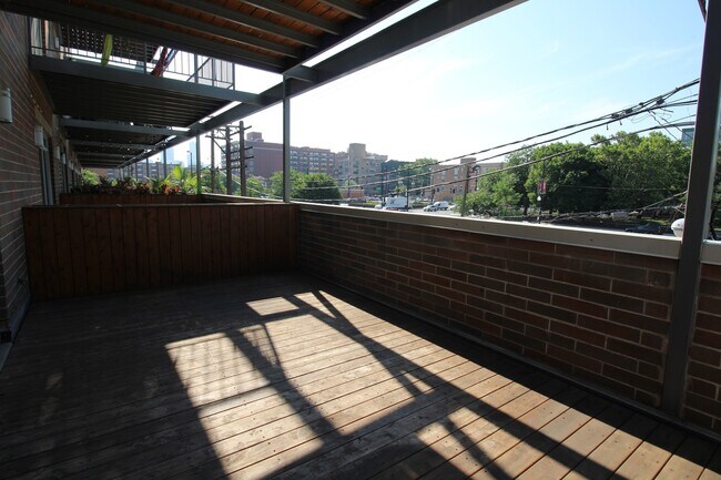 Building Photo - 1609 W Warren Blvd