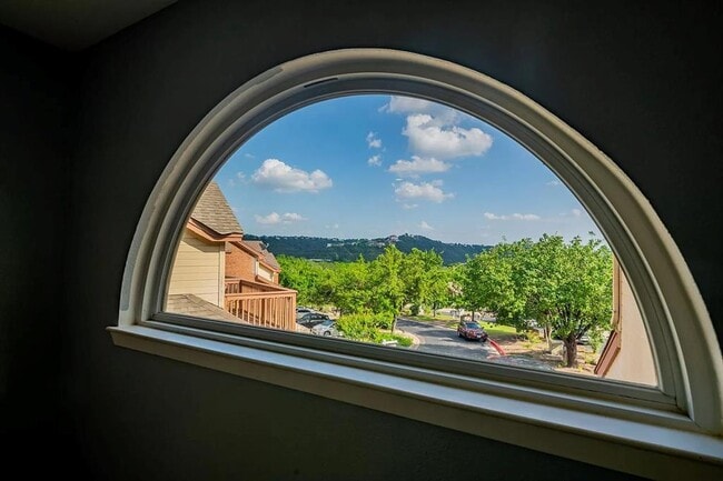 Building Photo - 6616 Mesa Hollow Dr