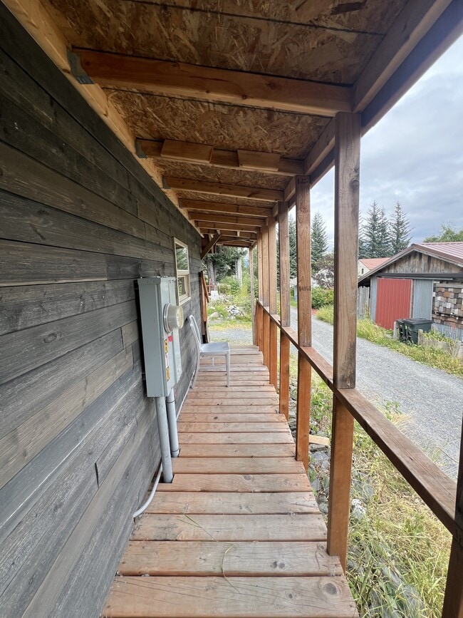 Building Photo - 608 4th Ave