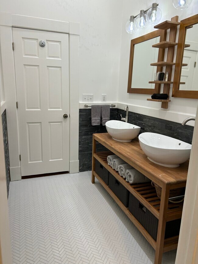 Building Photo - 20 W Oglethorpe Ave