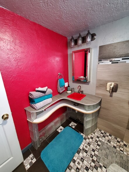 Sophisticated and cheerful - 3019 N 35th St