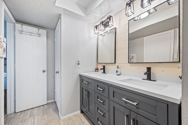 Building Photo - 9907 Towne Tower Ln