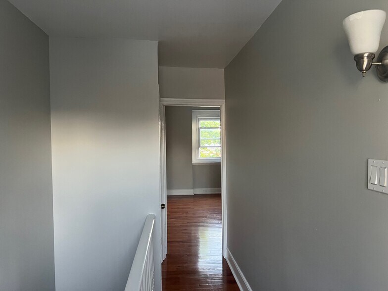 Building Photo - 2207 Bainbridge St