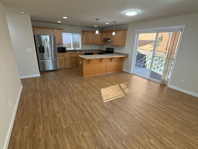 Building Photo - LYNNWOOD 3 BED, 2.5 BATH HOME FOR RENT; AV...