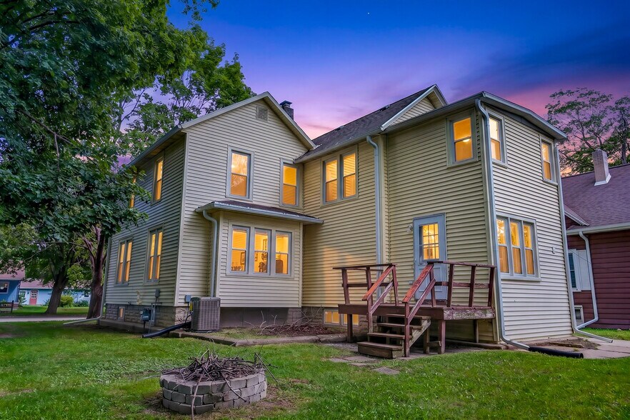 Building Photo - 521 W Whitewater St