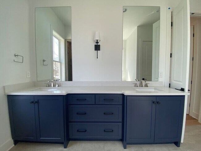 Building Photo - 4 Bed 3 Bath - 4 Min from Downtown - LAWN CARE INCLUDED