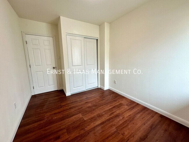 Building Photo - Fantastic 3 Bedroom Duplex Near Poly High ...