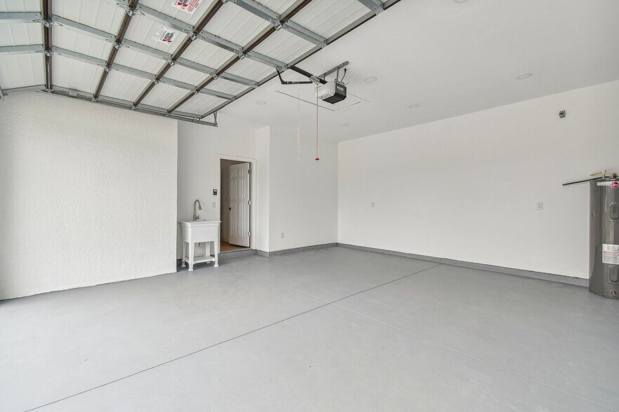 Building Photo - 406 Border St