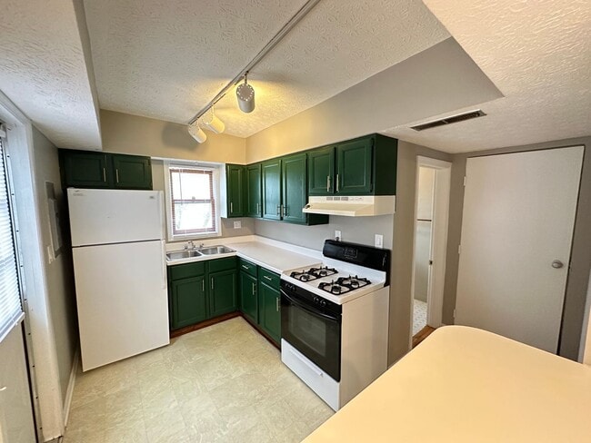 Building Photo - Summit St 814-816 MLR