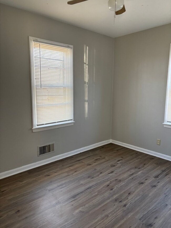 Building Photo - Three Bedroom One bathroom home for Rent