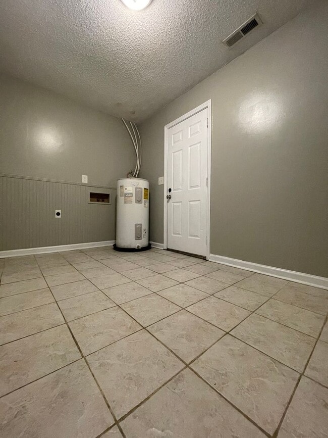 Building Photo - Inviting on Ivey!