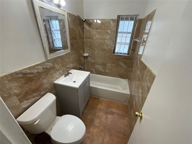 Building Photo - 661 NE 138th St