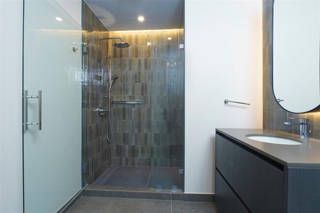 Building Photo - 610 Davis St