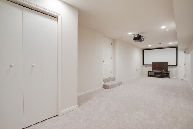 Building Photo - 6351 Lakewood Dr