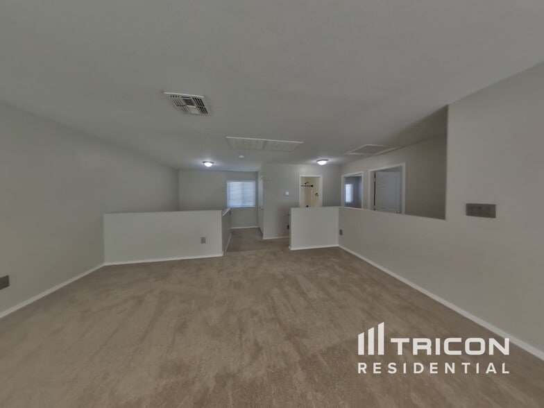 Building Photo - 1149 E Lakeview Dr