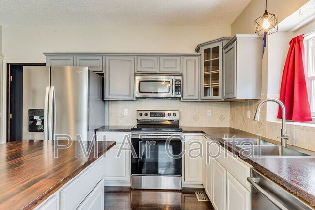 Building Photo - 2431 E Eastridge St