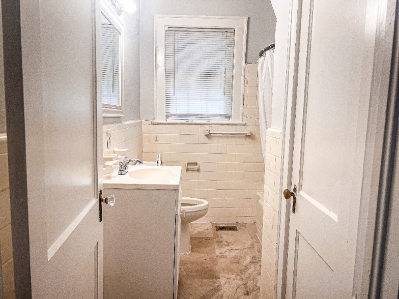 Building Photo - 715 E 58th St