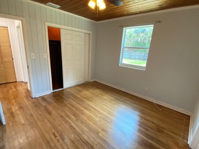 Building Photo - Sunrise Dr. Duplex