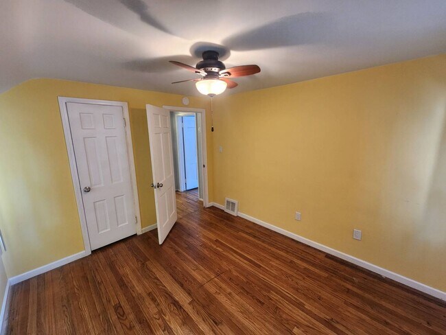 Building Photo - Charming 3-Bedroom Property in Prime Location