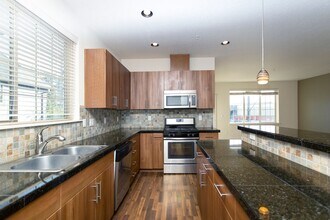 Building Photo - 2BD 2.5BA + Bonus Room/Den/Office Townhouse w/Garage + AC + Washer/Dryer Included