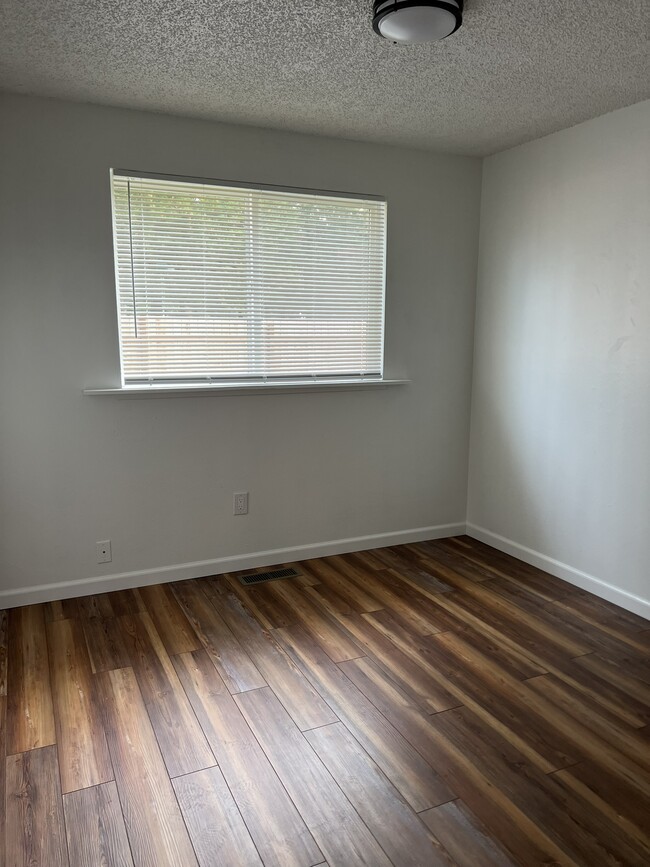 Building Photo - 2394 Lodgepole Dr SE