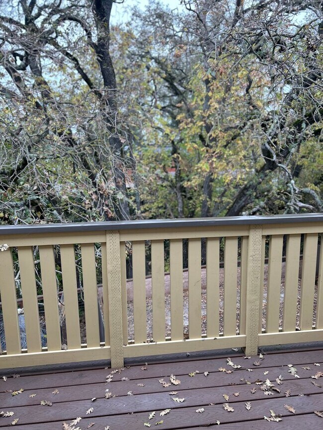 Building Photo - 1086-1086 Dutton Ave