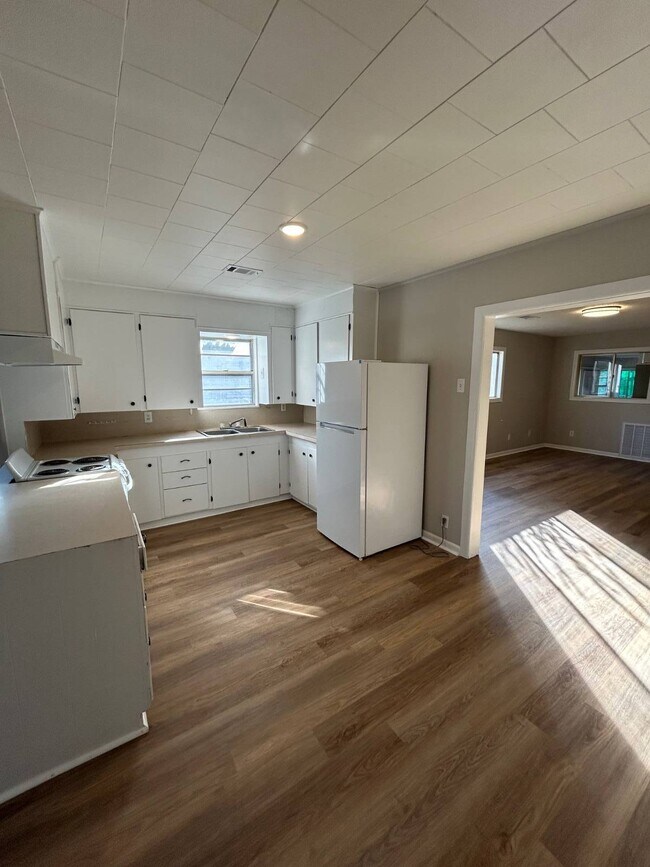 Building Photo - 815 W Main St