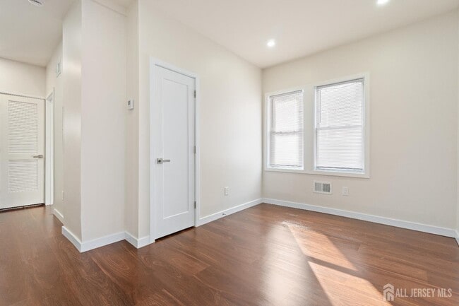 Building Photo - 824 George St