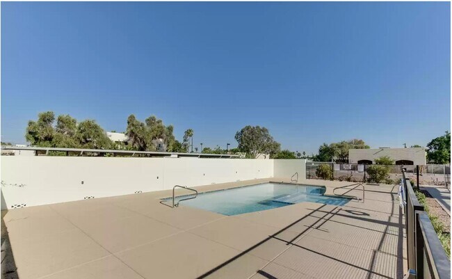 Building Photo - 1111 E Missouri Ave