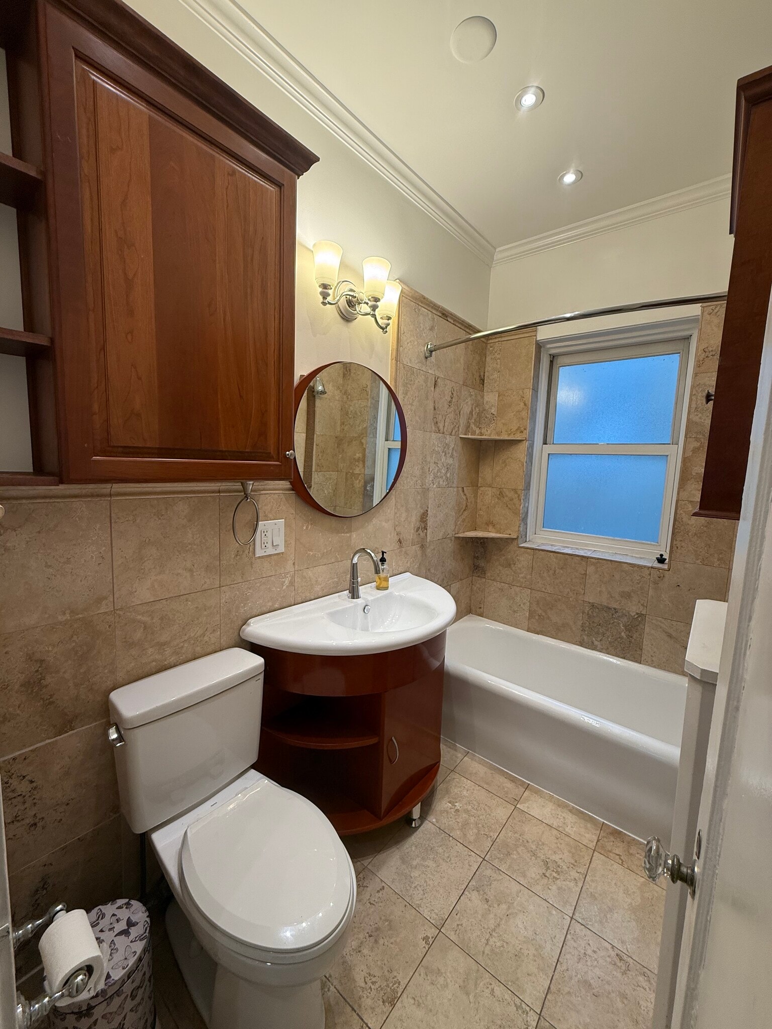 Building Photo - 534 W Brompton Ave