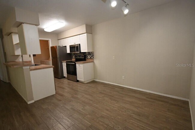 Building Photo - 5904 Willow Ridge Dr
