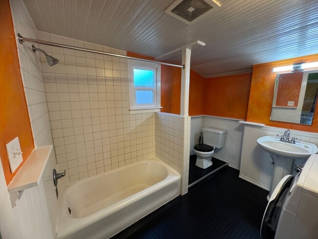 Building Photo - Adorable 1 BD + Loft and Office Bungalow in SE Richmond Neighborhood. ** Central Heat & AC! **