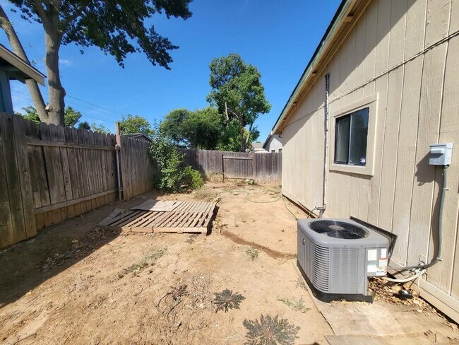Building Photo - 3633-3635 Sutterwoods Way