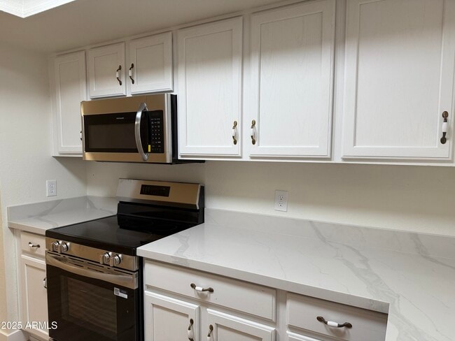 Building Photo - 1623 E Bluefield Ave