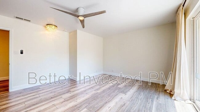 Building Photo - 475 Country Club Dr