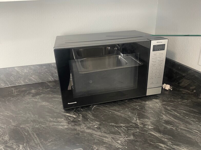 Countertop microwave - 17419 E 42nd St S