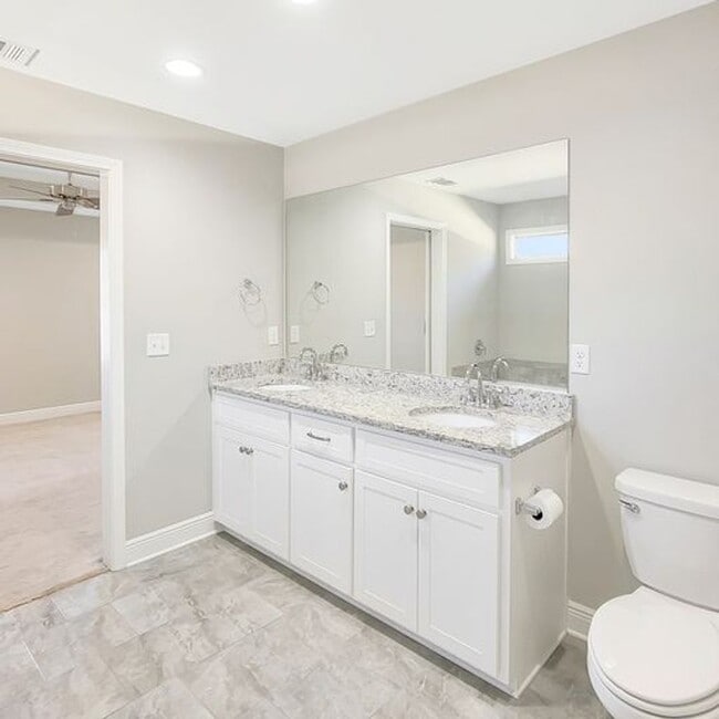 Building Photo - Beautiful 3 Bed 2 Bath Available in July!