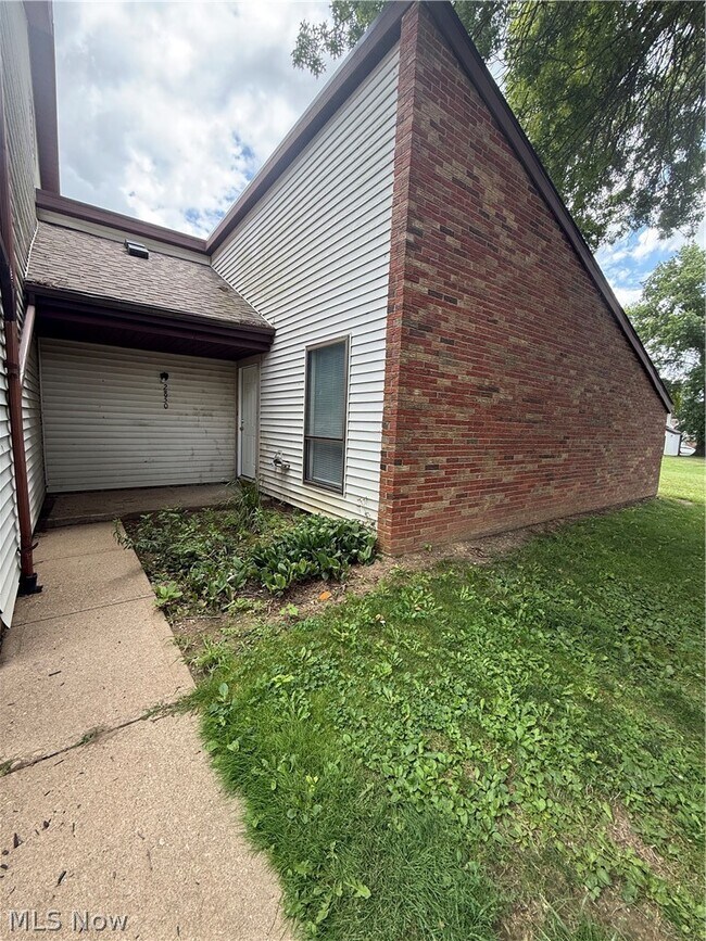 Building Photo - 2850 Vista View Dr