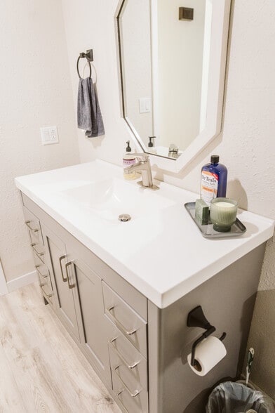 Full Bathroom - 37041 Rafie St