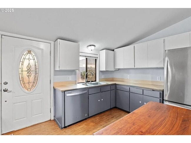 Building Photo - Rare Single Family Home  W/ 2 car garage