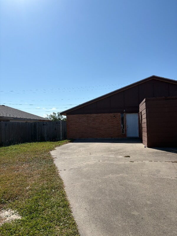 Building Photo - 321 Easy St