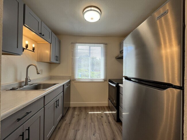 Building Photo - Spacious Corner Apartment with Three Bedrooms, Open Living Space & Modern Kitchen