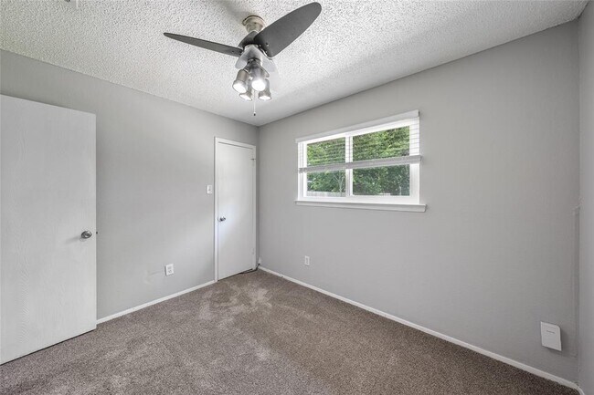 Building Photo - 1153 Brookswood Ave