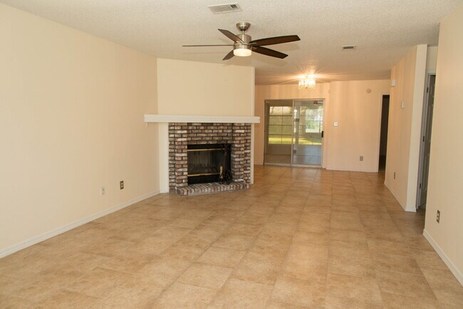 Building Photo - "Charming 3-Bedroom Retreat with 2 Full Baths in Mary Esther, FL!"