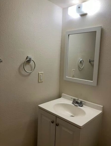 Updated bathroom - 131 Wellington St