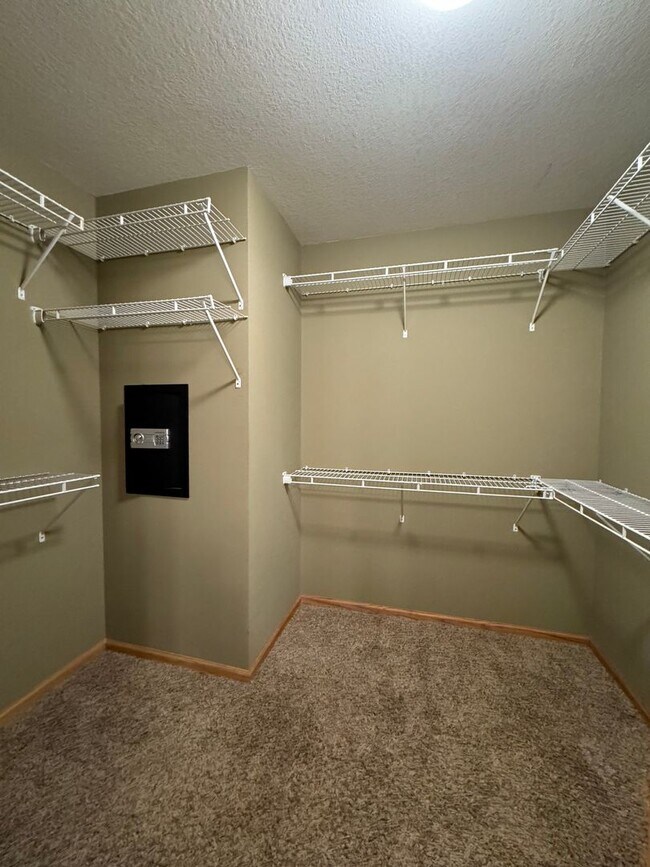 Building Photo - Dogs are welcome no cats. Available January 1, 2026 NW Rochester 4 bedroom 3 bath 2 car attached ...