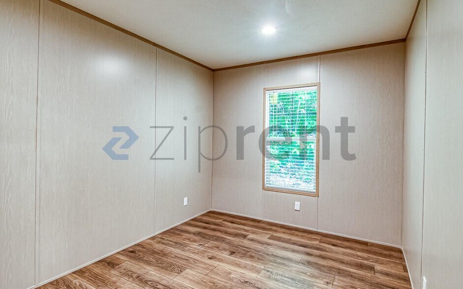 Building Photo - Unit